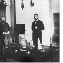 В научной лаборатории кафедры фармакологии (1904). Слева направо: Н.В. Вершинин, П.В. Буржинский, И.И. Александрович-Дочевский.