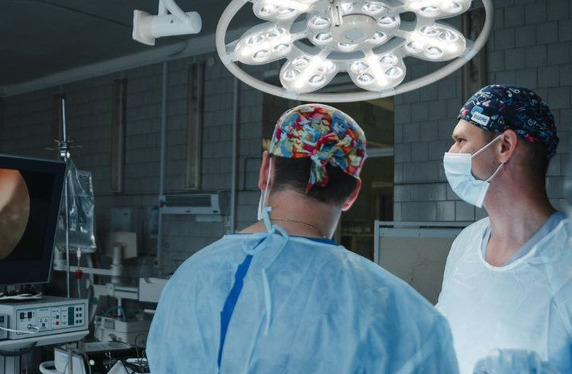 Урологи госпитальных клиник СибГМУ провели сложную реконструктивную операцию лапароскопическим методом