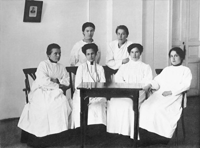 Первые женщины-вольнослушательницы медицинского факультета (1908 г.)