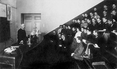 Лекцию по физиологии читает профессор А.А. Кулябко  (1907 г.)