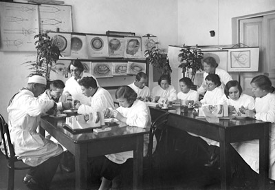 Практическое занятие по глазным болезням проводят профессор А.Г. Сватикова и ассистент М.Г. Сергиева (1938 г.)