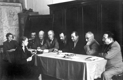 Заседание государственной экзаменационной комиссии (1954 г.). Слева направо: профессора И.С. Бейрах (2-й), В.Т. Серебров (3-й), И.И. Бенедиктов (4-й), С.П. Ходкевич (6-й), А.А. Перельман (7-й)